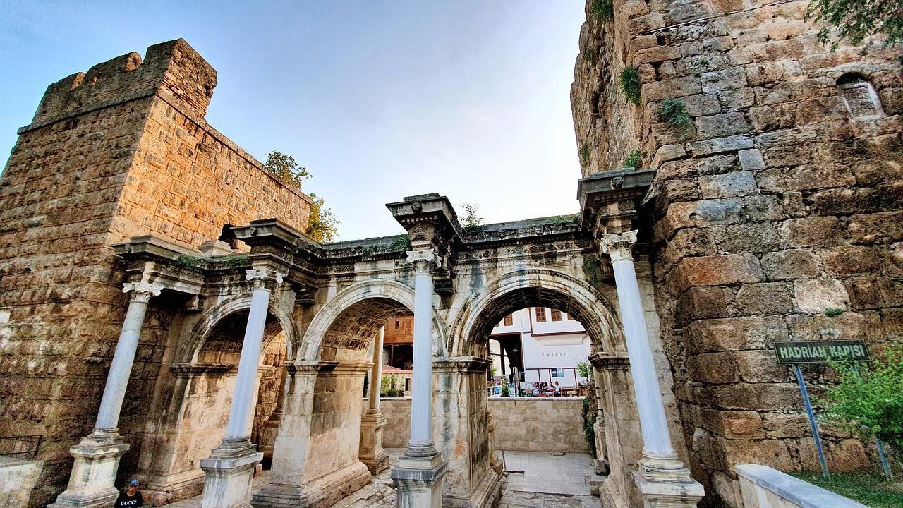 antalya hadrian kapısının yakın zamanda çekilmiş fotoğrafı.