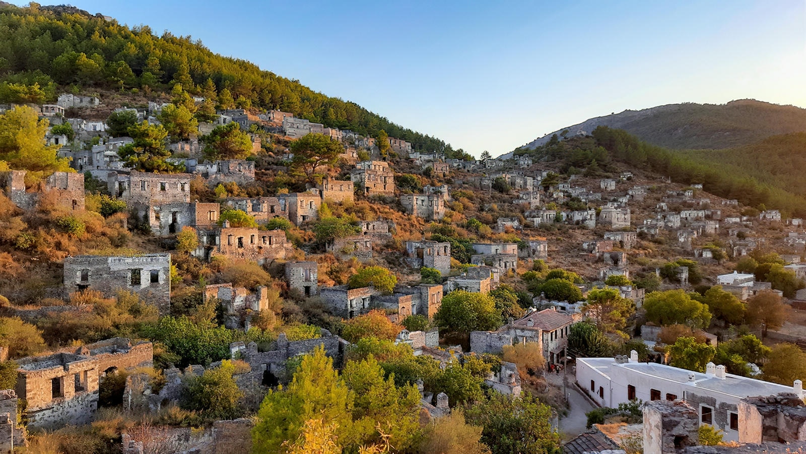 Kayaköy eski rum evlerinin fotoğrafı.