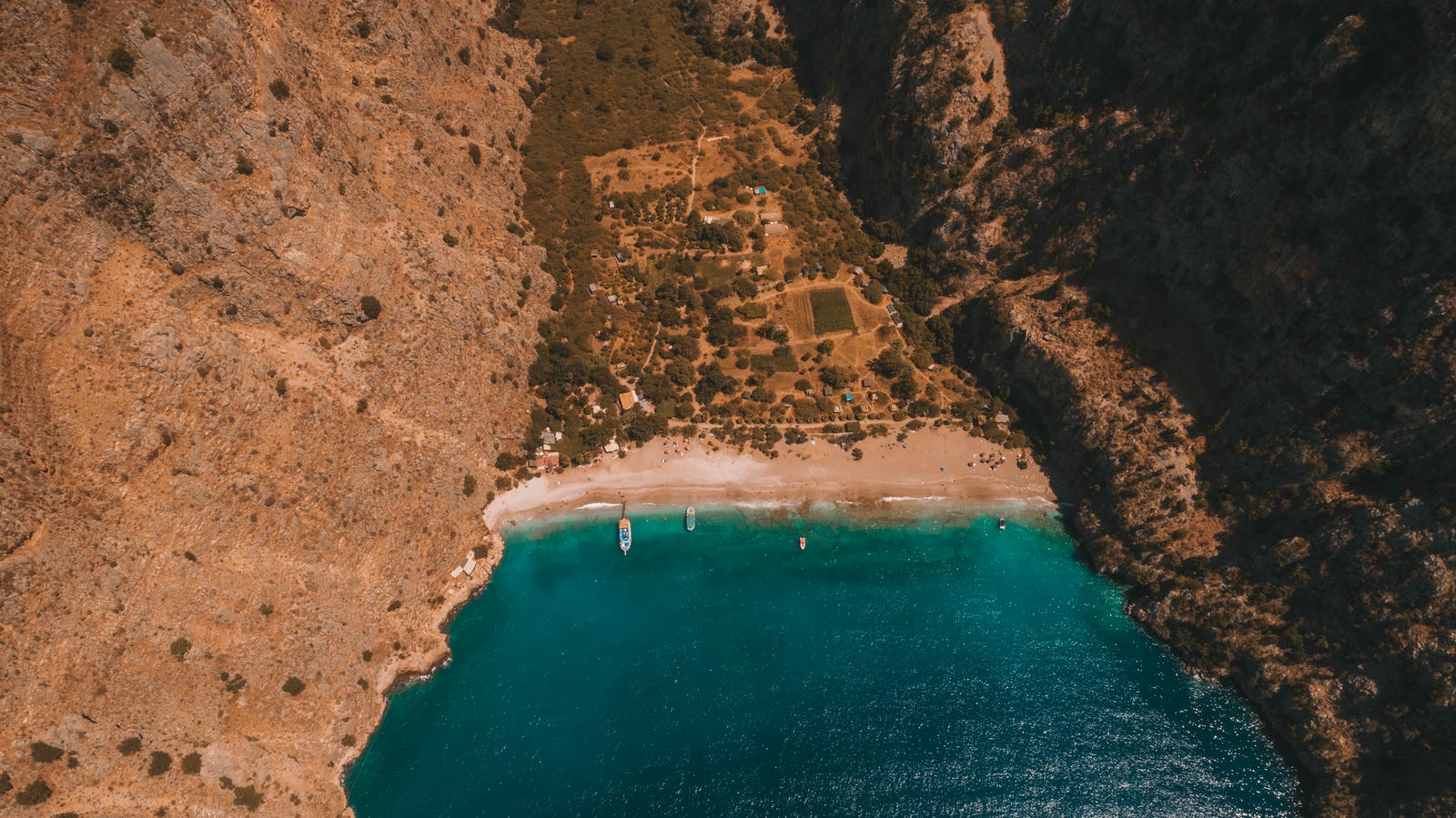 kelebekler vadisinin tepeden çekilmiş bir fotoğrafı