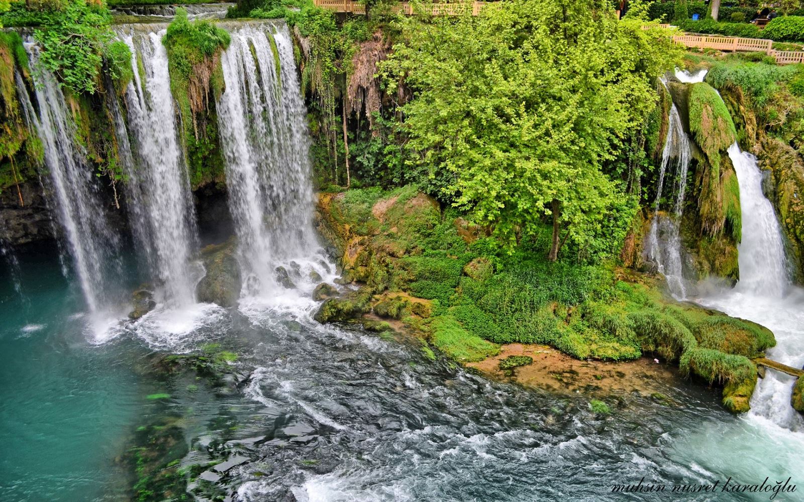 düden şelalesi dünyaca ünlü turizm gözdesi bir yerdir.